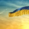 ukrainische Flagge und Friedenstaube
