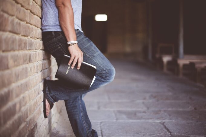 Mann mit Bibel in Hand